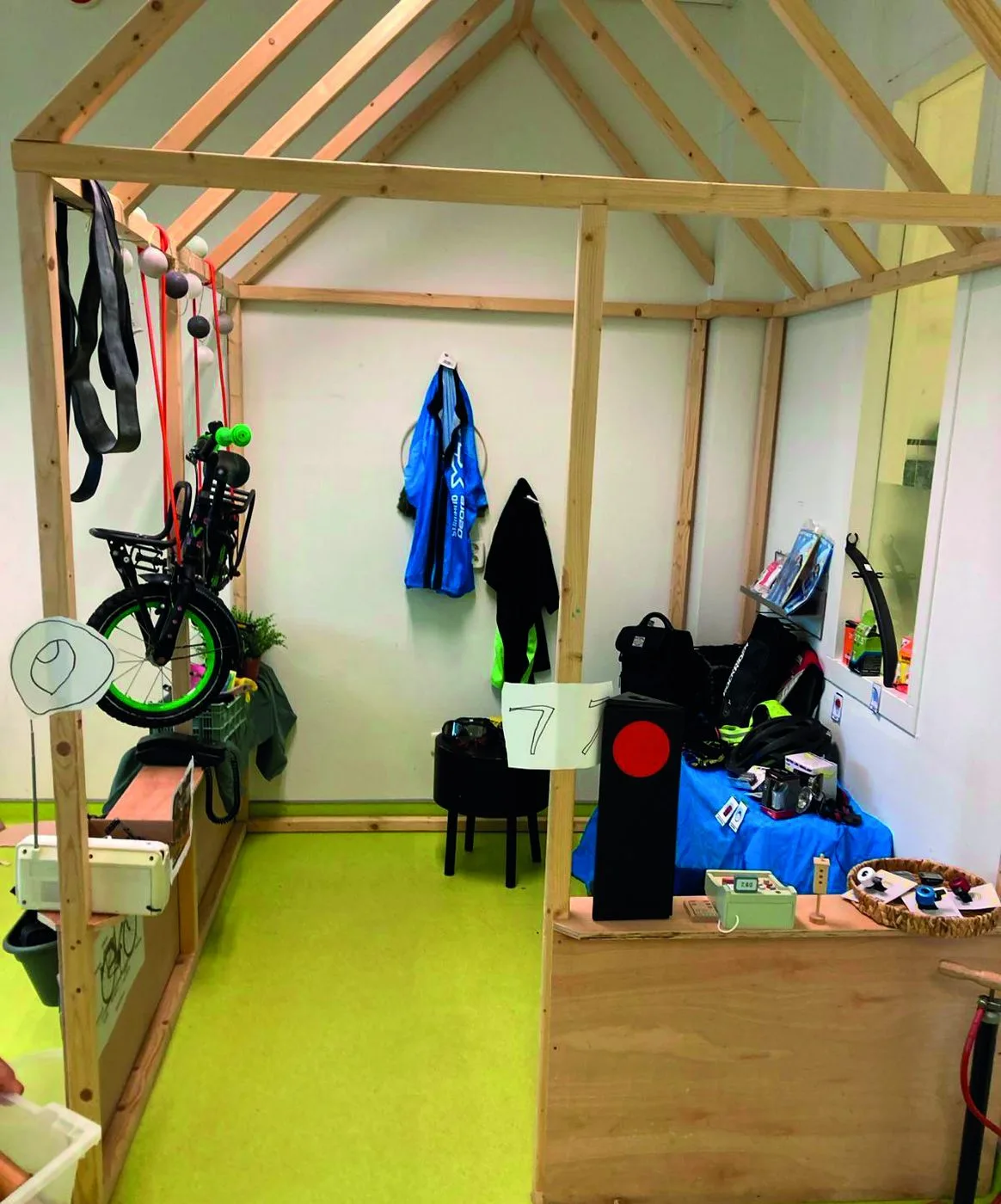 Zelfgebouwde fietsenwerkplaats en bouwhoek in de klas