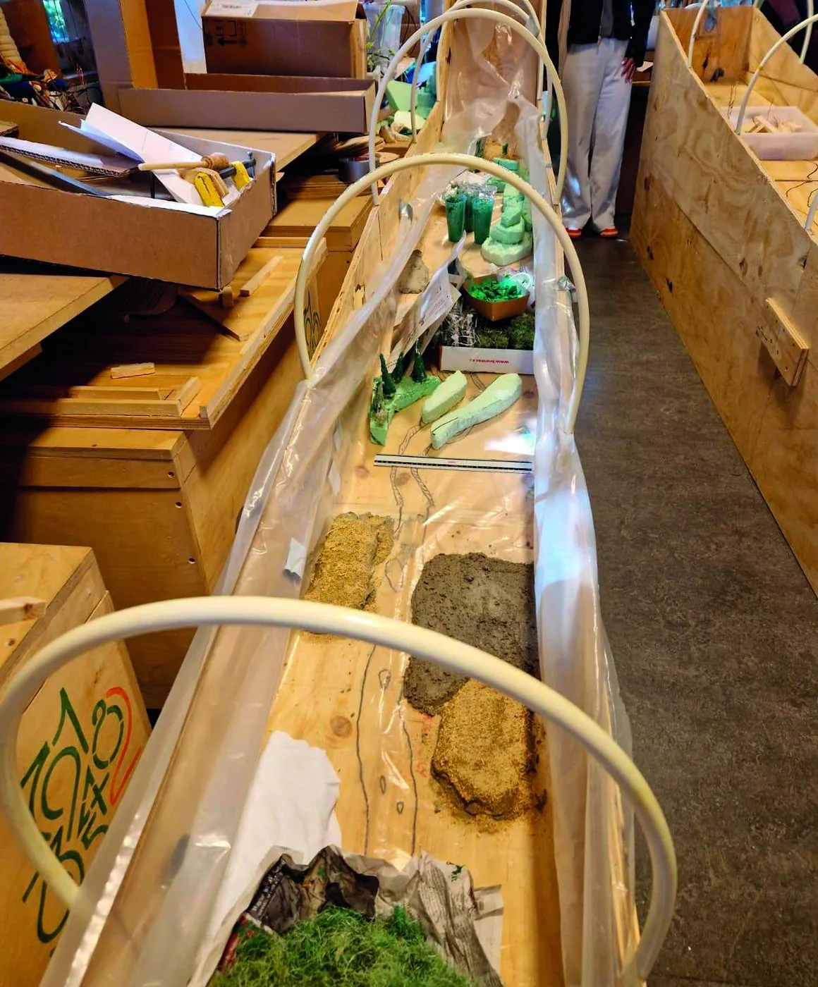 Kinderen bouwen een waterstroom-opstelling op tafel