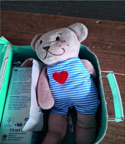 Troostkoffertje met een knuffelbeer met rood hartje, pleisters en zalfje